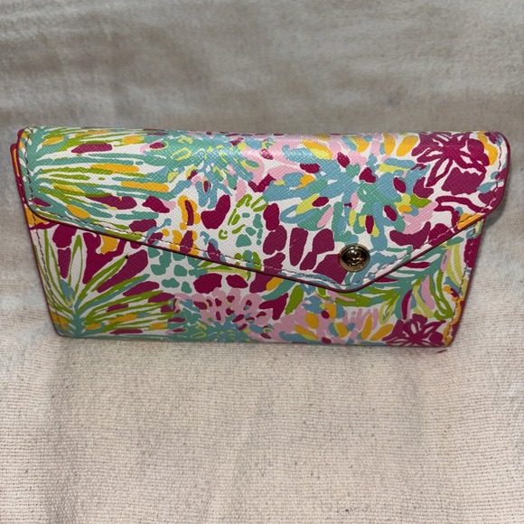 Lilly Pulitzer Accessories - Lilly Pulitzer It's Always Sunny Somewhere Sunglass Case collapsible NWOT Preppy